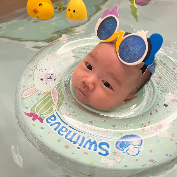 寶寶游泳前可以喝奶嗎寶寶在水中使用脖圈游泳寶寶游泳