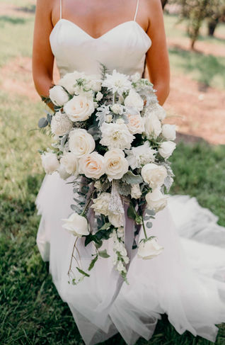 white wedding, wedding bouquet