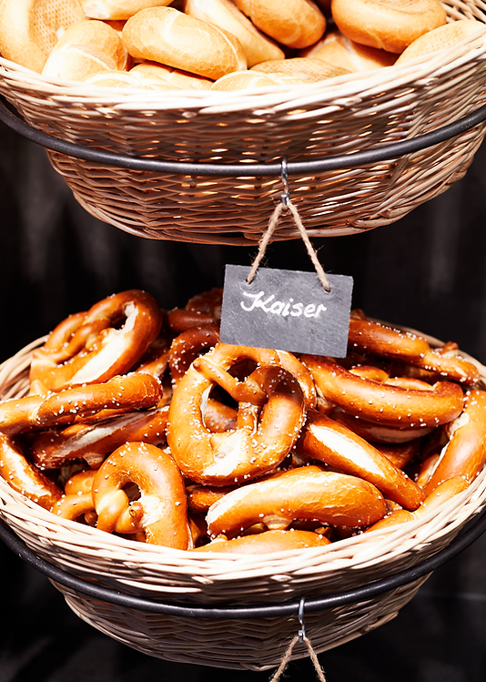 Frische Brezen und knusprige Kaiserbrötchen beim Stadtbäcker Wurm – traditionelles bayerisches Bäckerei-Handwerk mi