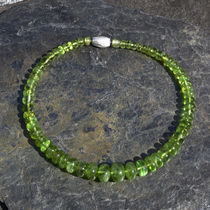 Peridotcollier Collier Peridot Peridotkette Kette Halsschmuck Halskette Weissgold Brillanten Schmuck Juwelen Design Objekte Peter Loosli Goldschmied Wettingen