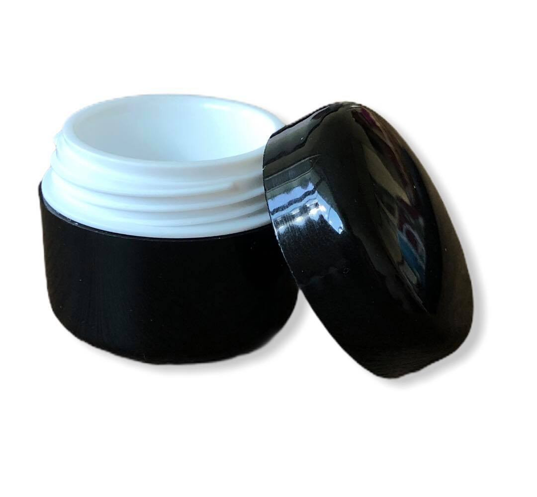 Plastikinis juodas kremo indelis 5 ml.