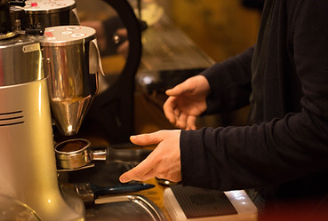 バリスタはコーヒーを作ります
