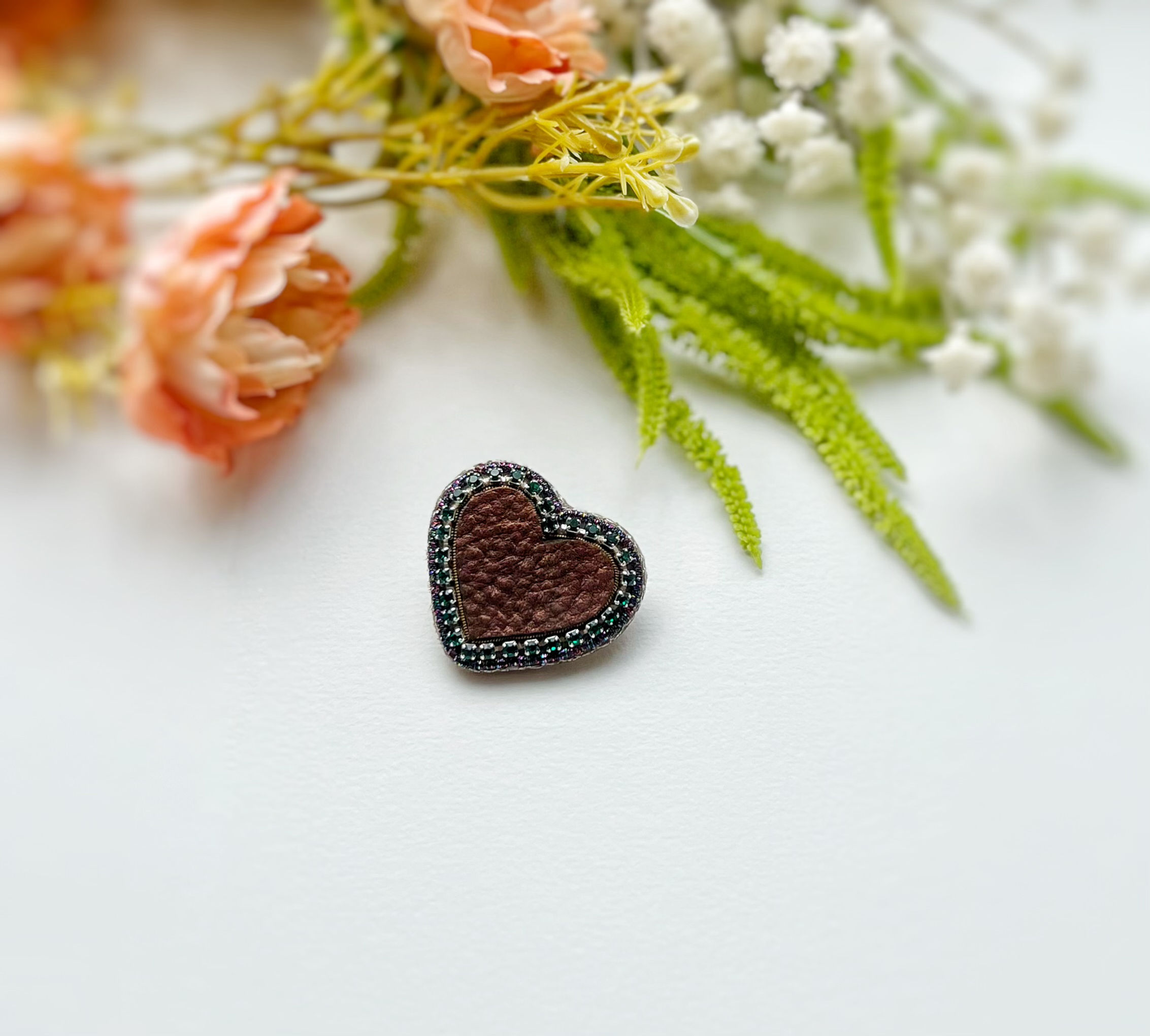 Pins cœur brun