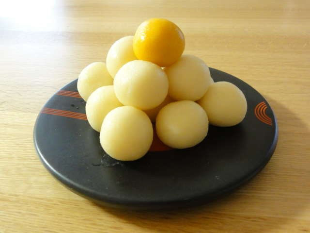 魚のヒレを建築する からだ工務店 の作業員