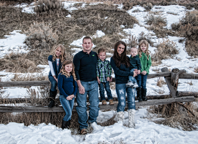 jenniferAndBeauAndKidsByFence22nd.gif