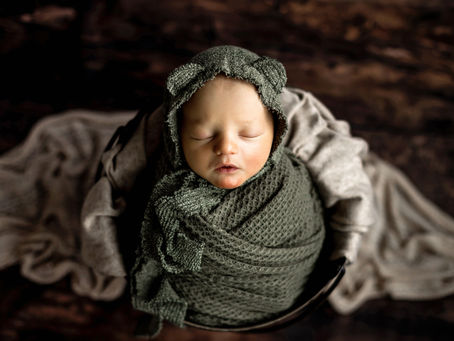 Lifestyle Newborn Photography: Baby Grant’s Cozy In-Home Session