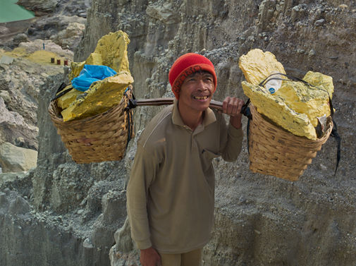 Kawah Ijen sulfur miners
Sulfur mines East Java
Ijen crater volcano
Indonesia sulfur mining
Photography & Storytelling
documentary photography Indonesia
human resilience photography
labor and hardship photography
photojournalism Indonesia
Emotional & Ethical Context
traditional sulfur mining
dangerous jobs Indonesia
working conditions Indonesia
humanitarian photography