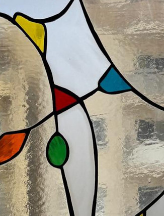Photographie d'un vitrail réalisé chez Crea Wow avec différentes couleurs et transparence