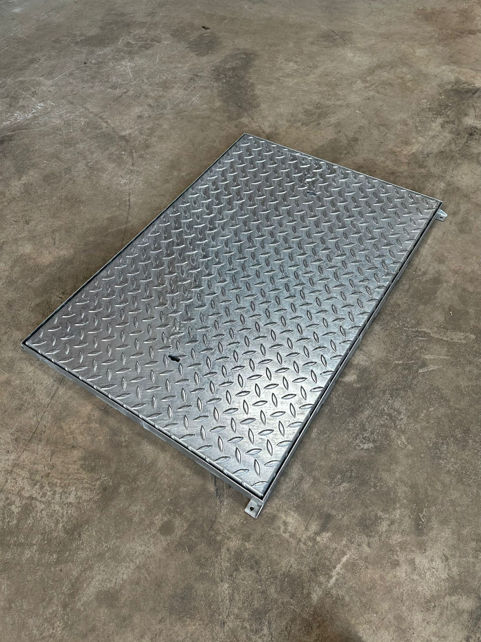 Manhole Cover 900mm x 600mm 5 Tonne Solid Top All Steel Lid and Frame