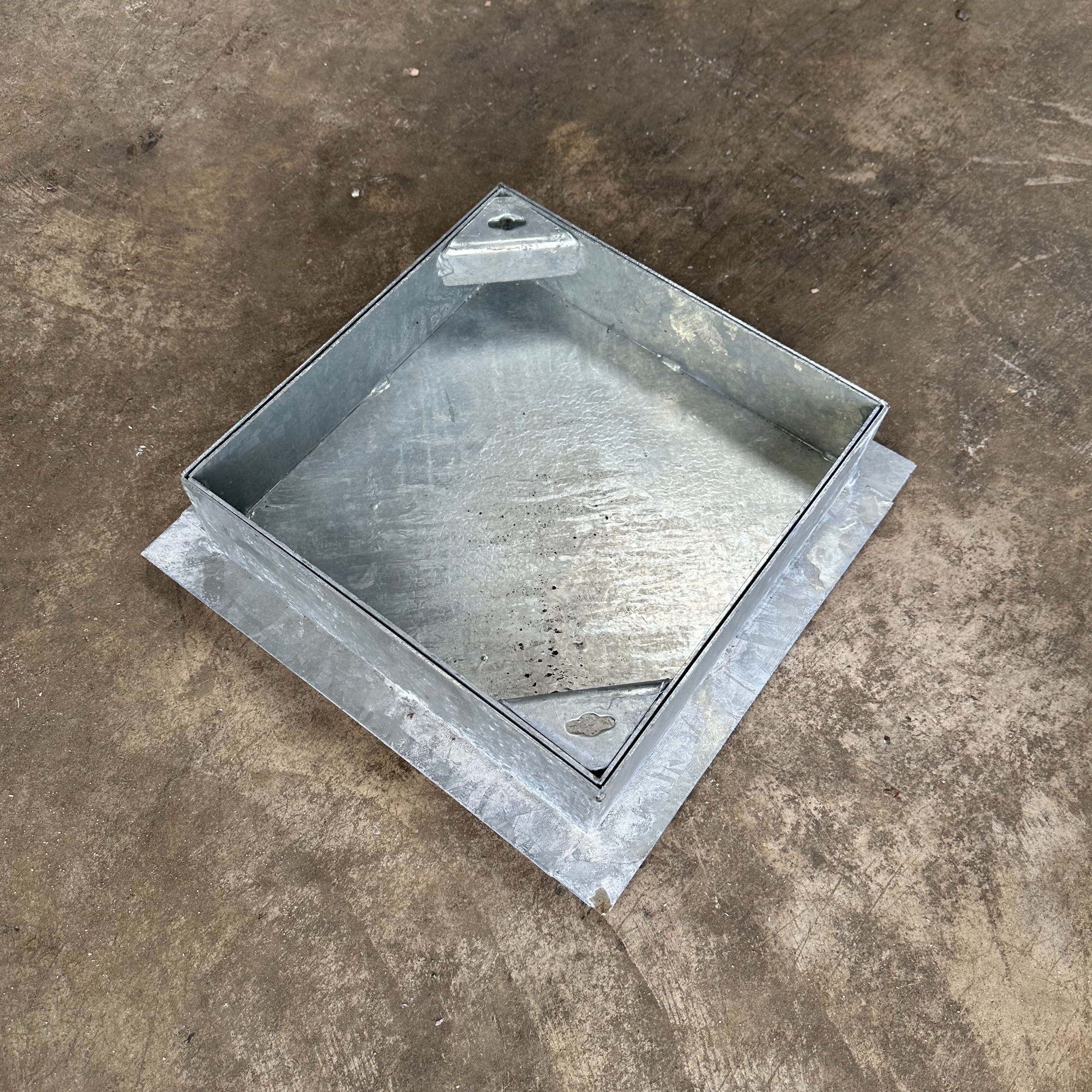 Recessed Manhole Cover 400x400mm Overall Size, 80mm Tray Depth