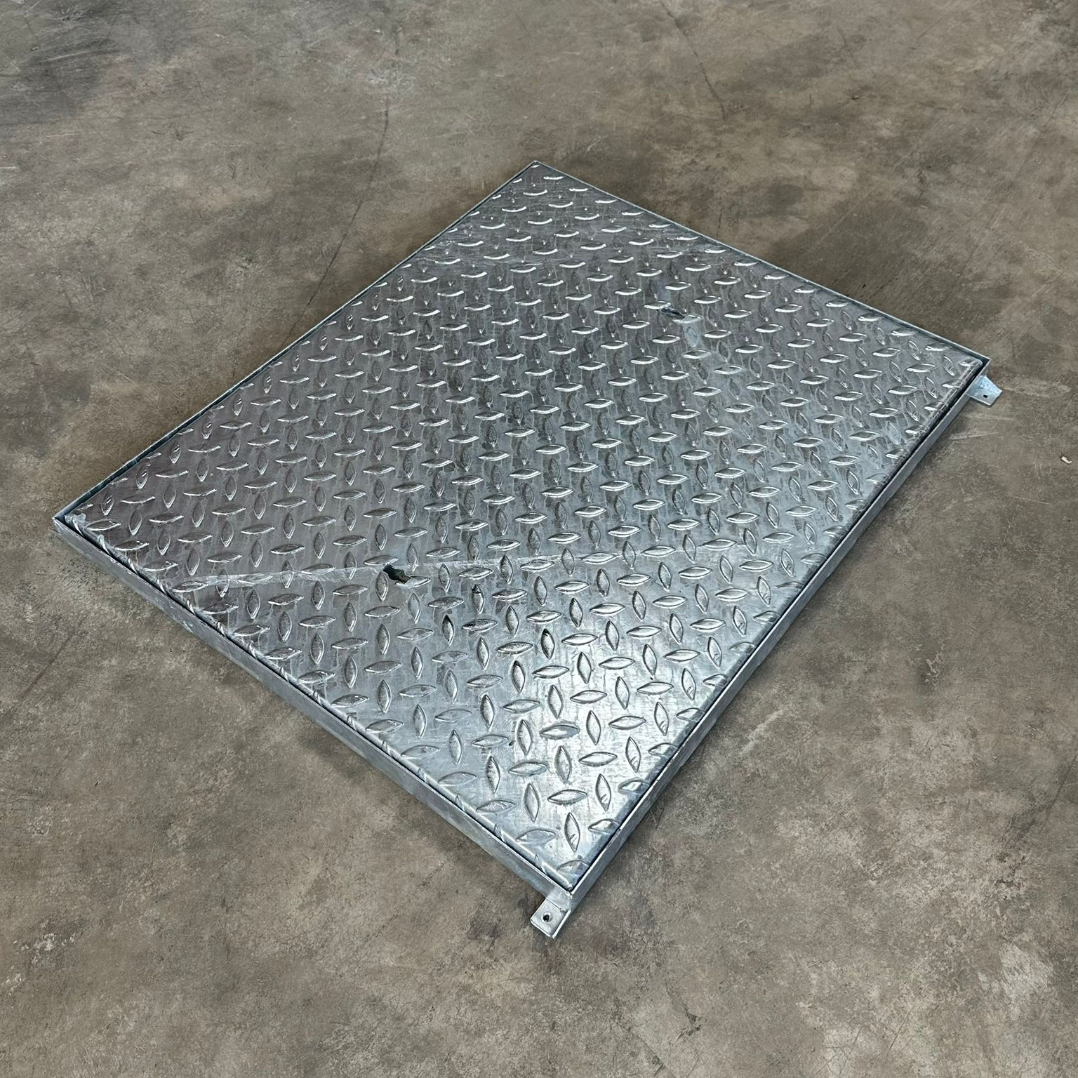 Manhole Cover 750mm x 600mm 5 Tonne Solid Top All Steel Lid and Frame