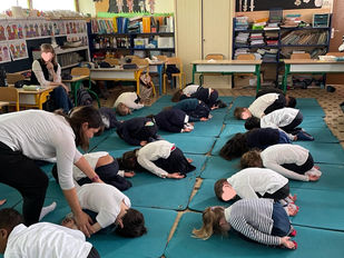 Atelier de relaxation pour enfants animé par Yasmina Radulovic dans une école en avril 2024