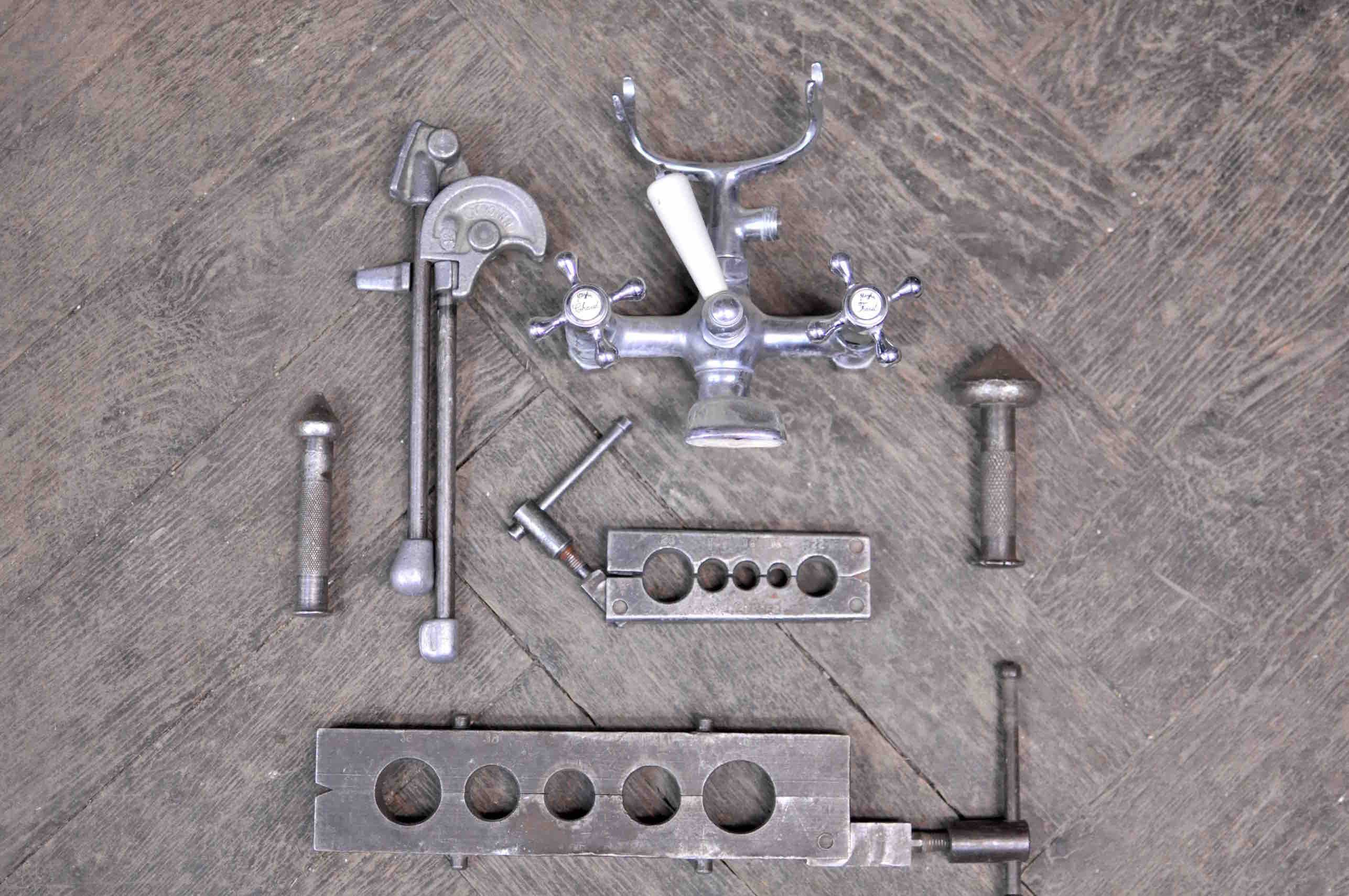 Robinet ancien et outils
