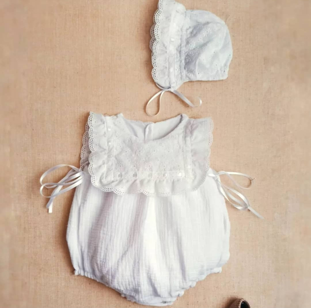 Pelele blanco con babero y capota