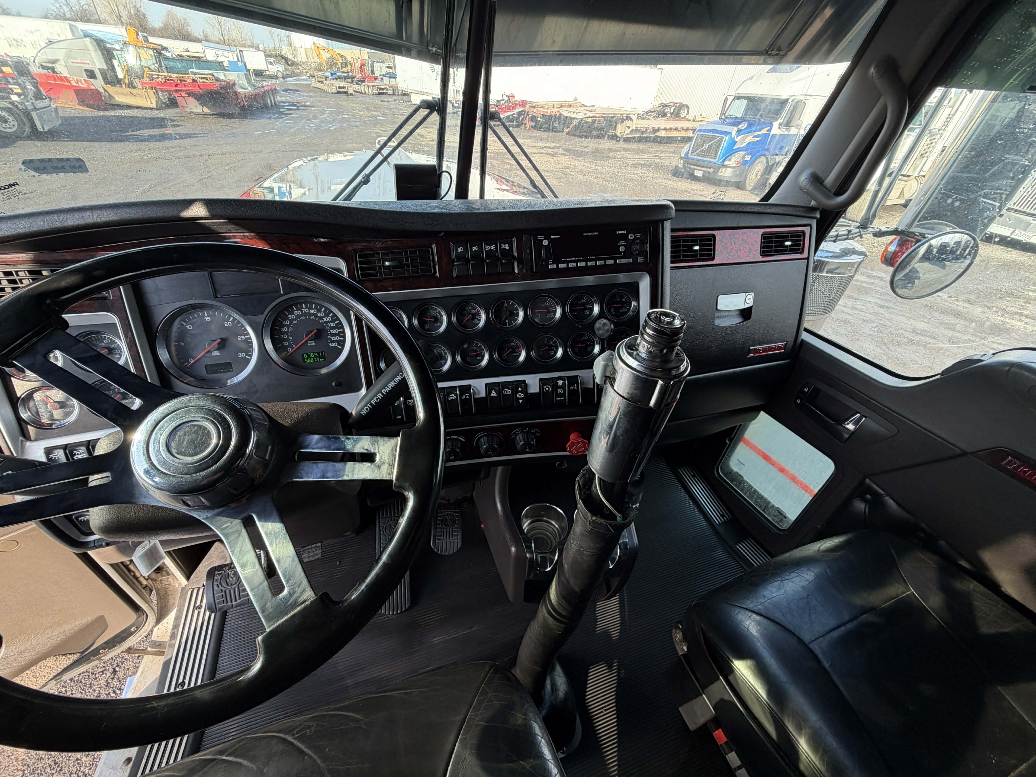 2022 Kenworth W900L 12