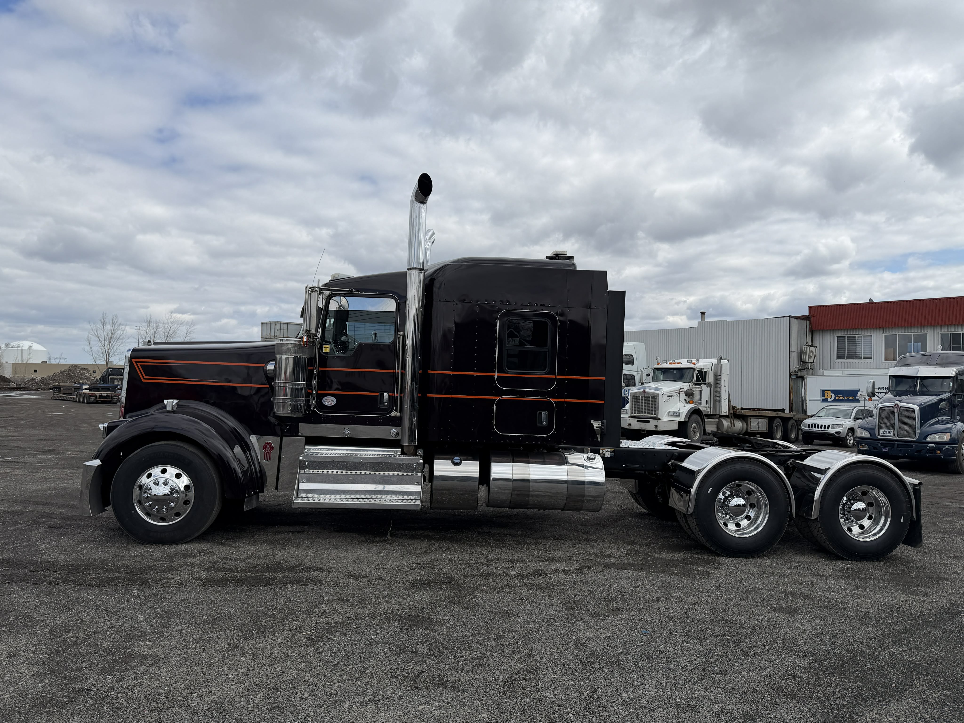 2022 Kenworth W900L 2