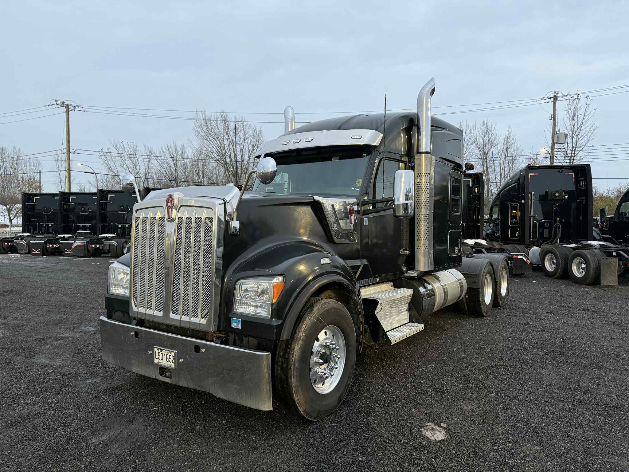 2023 Kenworth W990