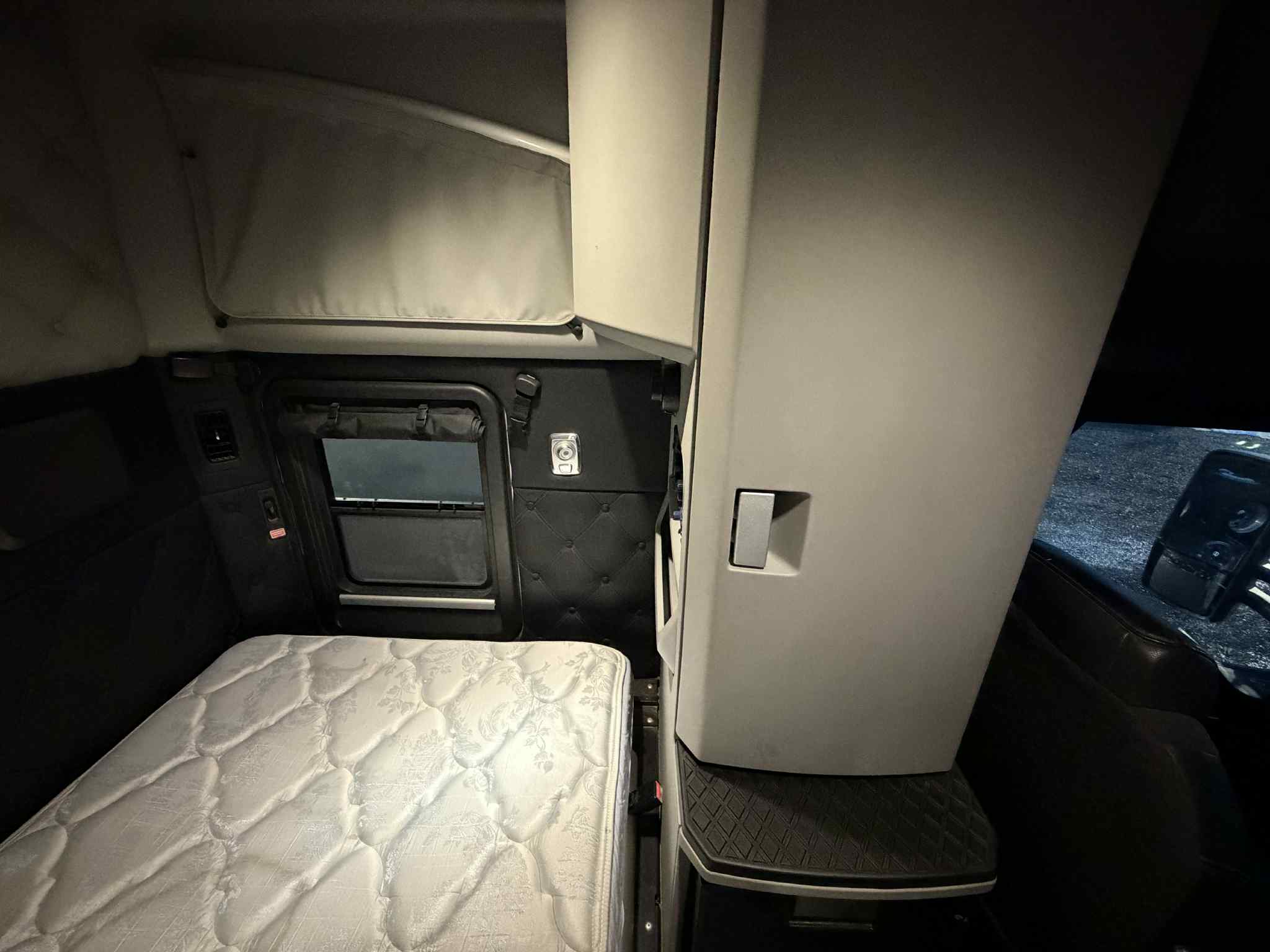 2023 Kenworth W990 11