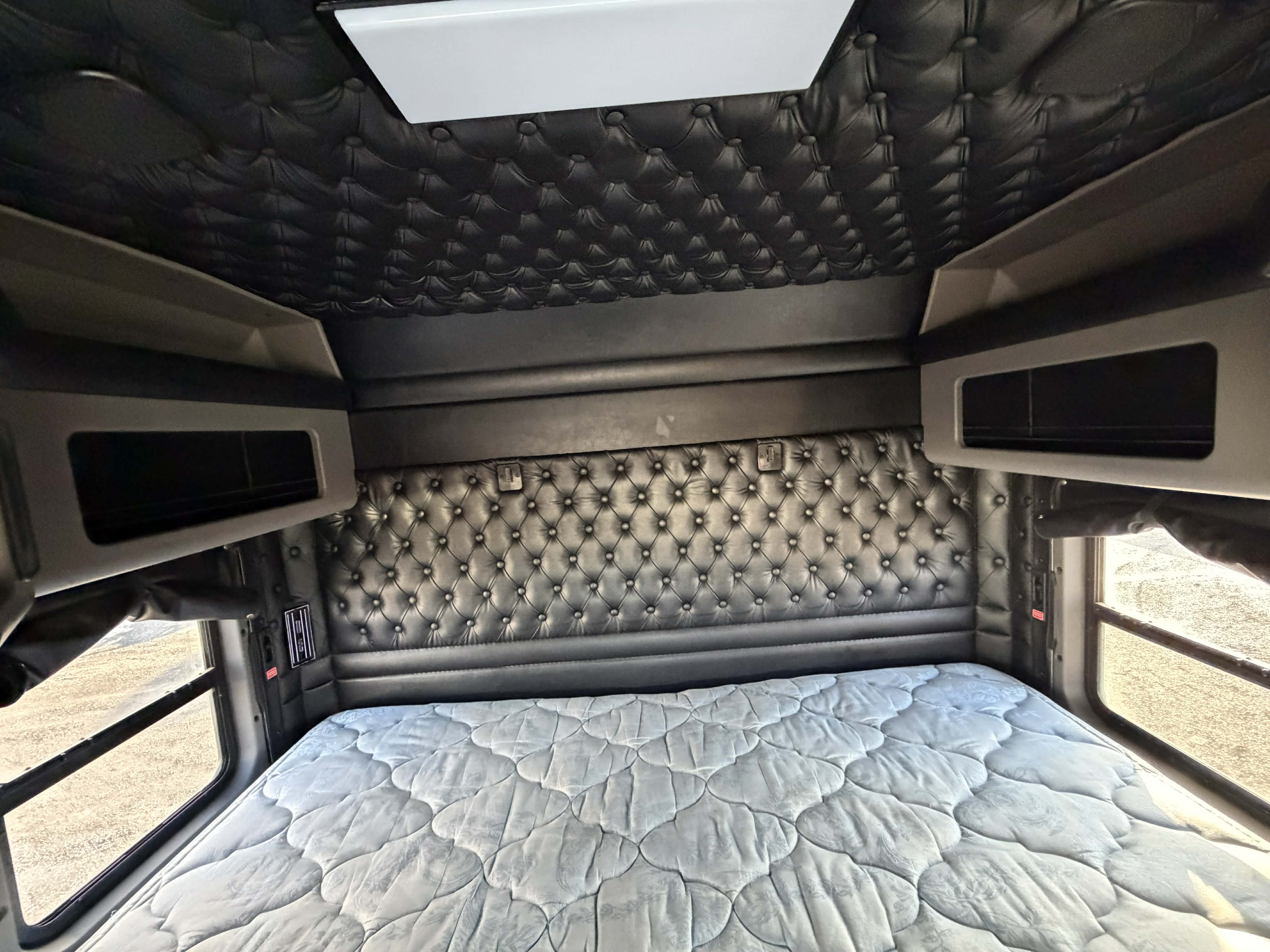 2022 Kenworth W900L 13
