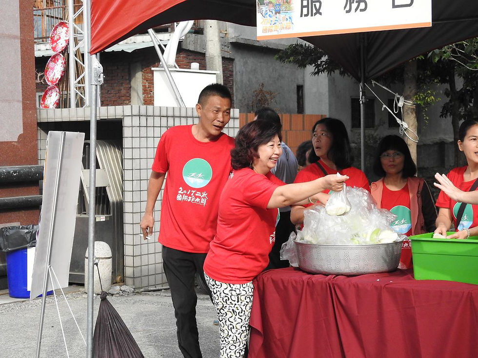 鄉長夫人及代表熱情的幫忙中