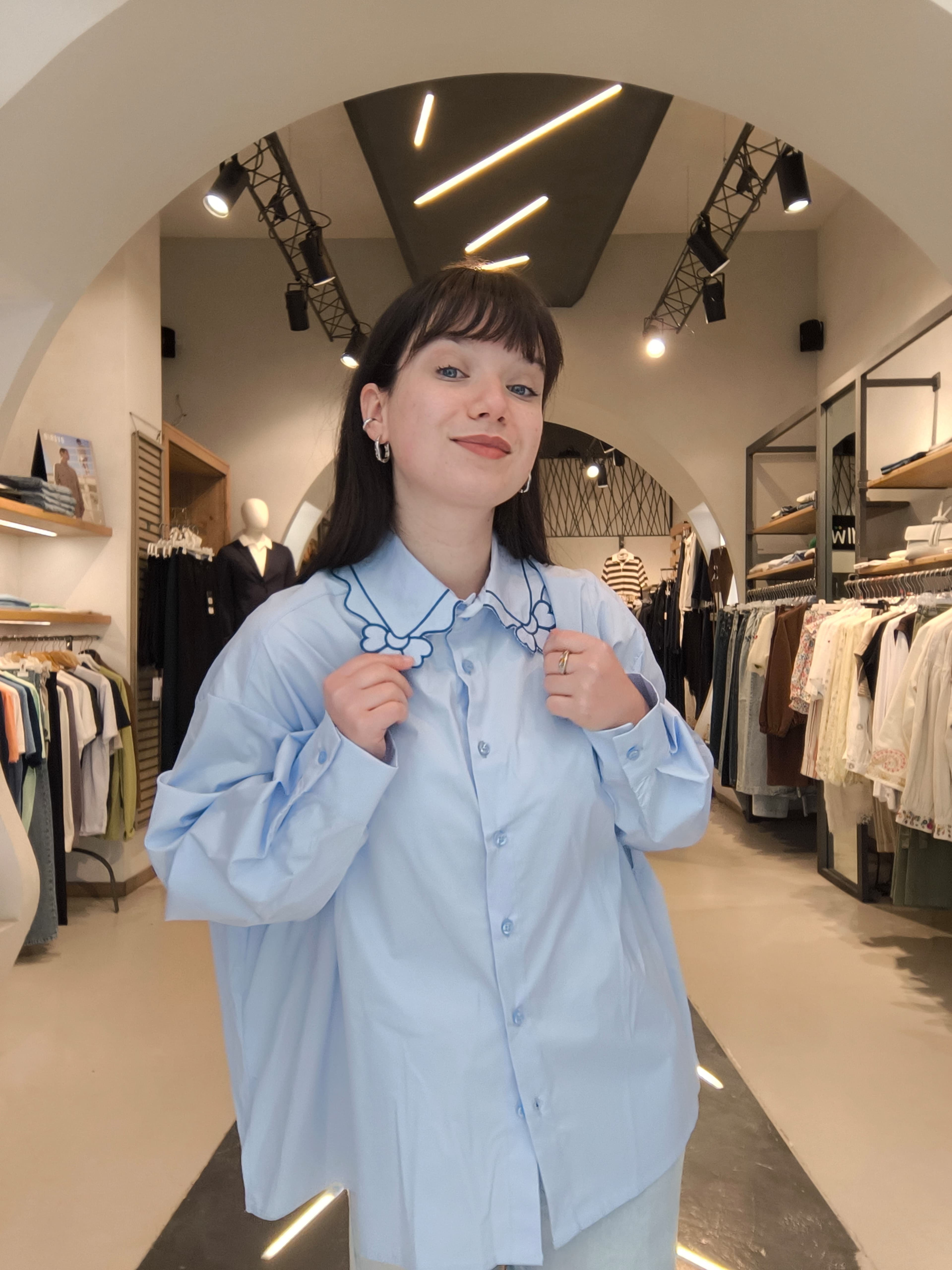 Blusa Amélie con Ricamo Floreale Celeste