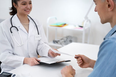 doctor-realizando-chequeo-medico-de-rutina.jpg