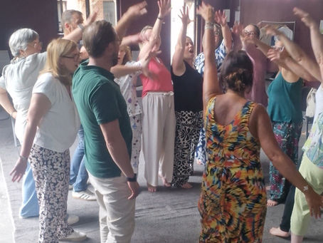 Yoga du Rire en entreprise : une parenthèse de bien-être pour renforcer la cohésion d'équipe