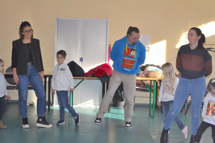 Quand le Yoga du Rire crée du lien : retour sur une séance parents-enfants à La Couture