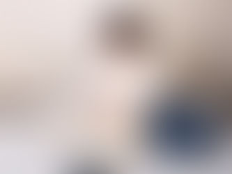 ויקי יושבת על הריצפה עם ספרי קורסים מסביב, קוראת בריכוז ורוך