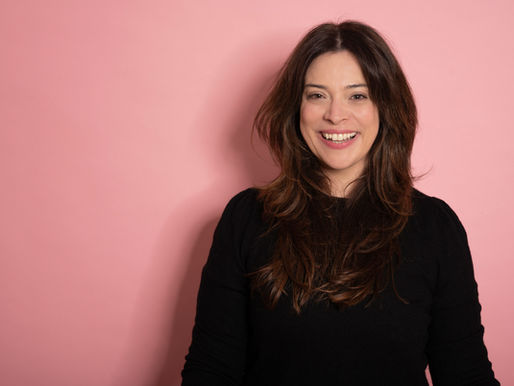 Fröhliches Bild der Autorin