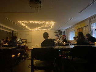 Schülerband "Spring" gibt Klassenzimmerkonzert zu Weihnachten