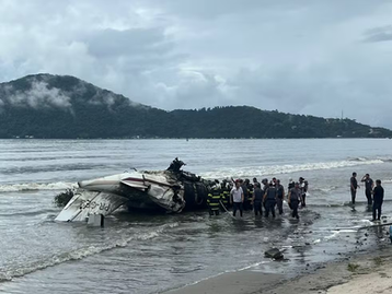 O avião que sofreu o acidente precisava de uma pista maior do que estava disponível em Ubatuba para conseguir realizar o pousar.