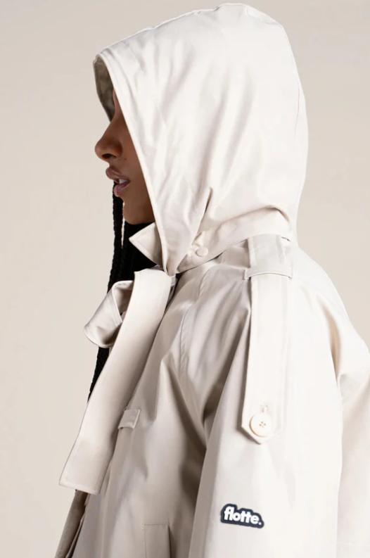 Flotte Tuileries Short Trenchcoat in Craie