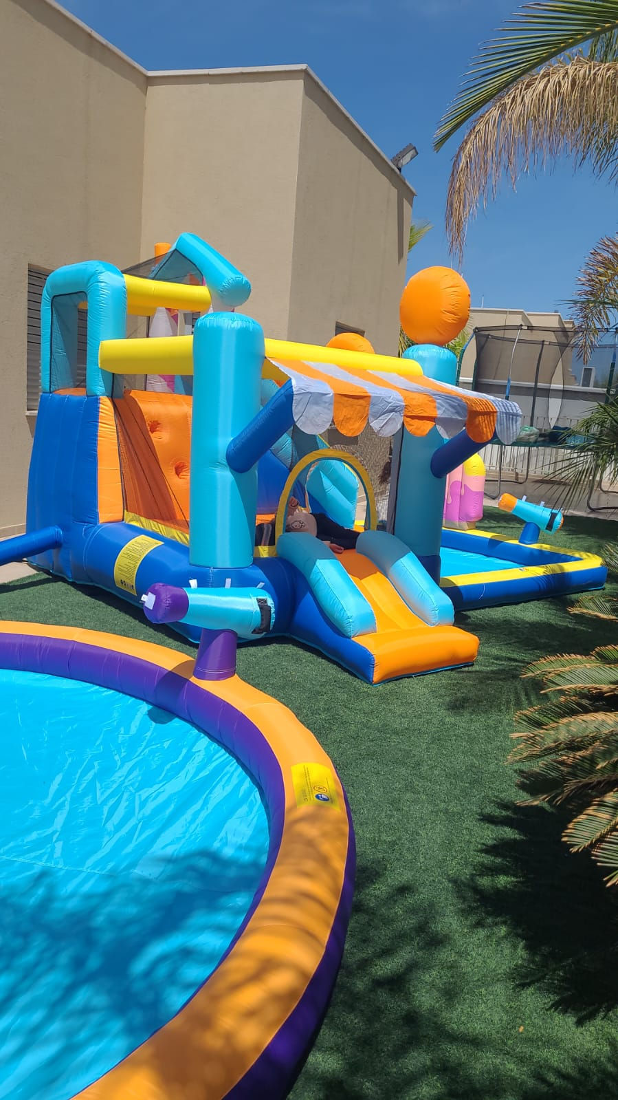 תמונה ממוזערת: דגם קנדי ו מתנפח מים לגינה משולב, שק אגרוף-מתנה בכל אריזה