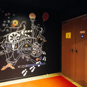 Photographie d'une fresque personnalisée réalisée au cinéma Les Variétés de Waremme
© 2024
Virginie Metzer