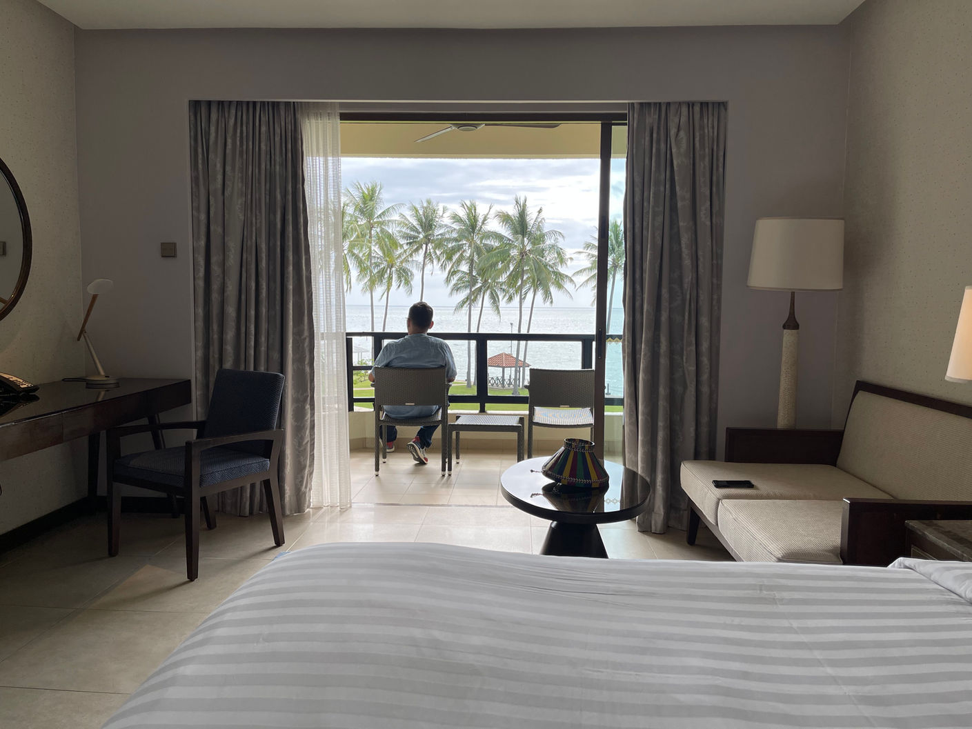 luxury-resort-hotel-room-2022-03-04-16-19-41-utc.jpeg