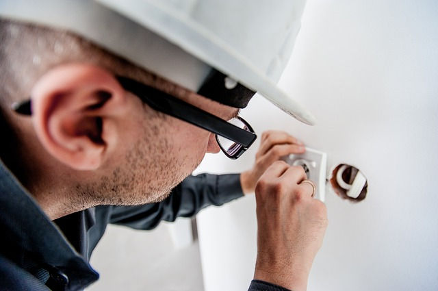 Eelektriker, Monteur bei der Arbeit