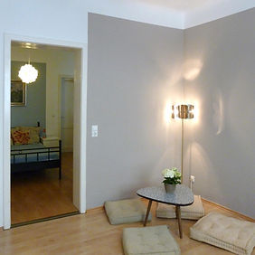 Durch das warme Grau wird die Sitzecke gekonnt begrenzt.