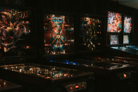 Klassisk lineup utav äldre flipperspel