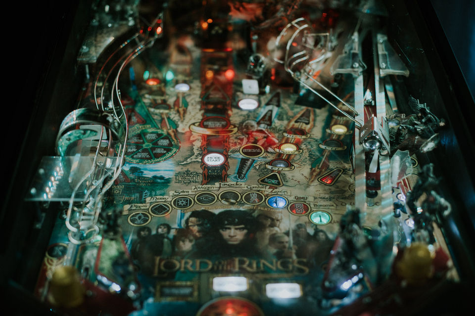 Stern Pinball producerade detta flipperspel under tidigt 2000 tal. Följ med Frodo och de andra lirarna på äventyr.