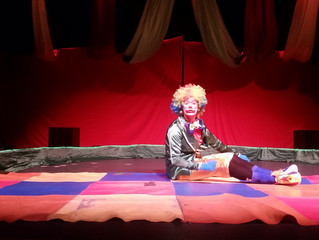 Du cirque: una manzana masticada