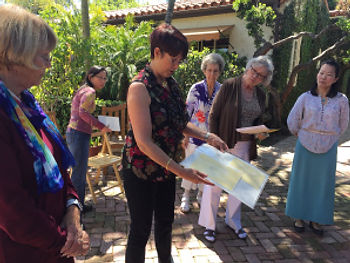 Janice demonstrated how to prepare the paper and showed sample metalpoint drawings before members got to work with the materials themselves. Photo by Olga Ryabtsova, © 2017.