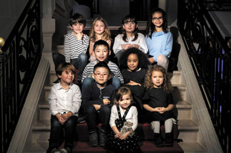 groupe d'enfants dans un escalier