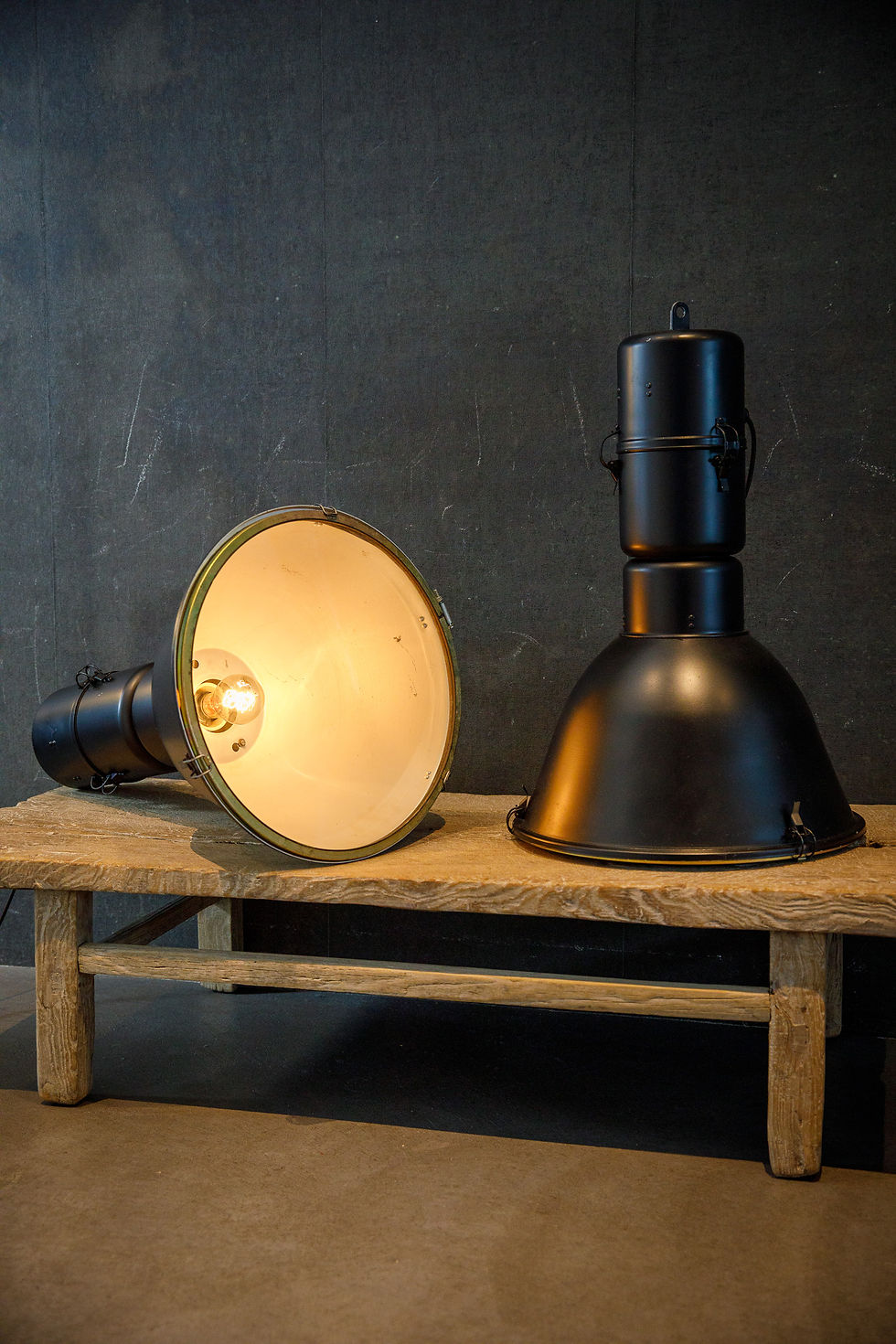 grosse Deckenleuchten im Industriedesign/Farbe schwarz