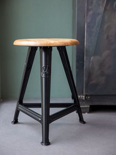 Sitzplatte: Eiche
Gestell: Stahlblech matt pulverbeschichtet
gemarkt mit Rowac