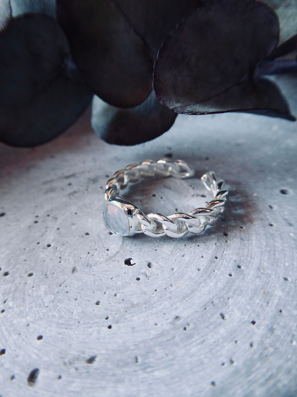 SILBERNER BASIC RING MIT WEISSEM PERLMUTT STEIN (GRÖSSENVERSTELLBAR)