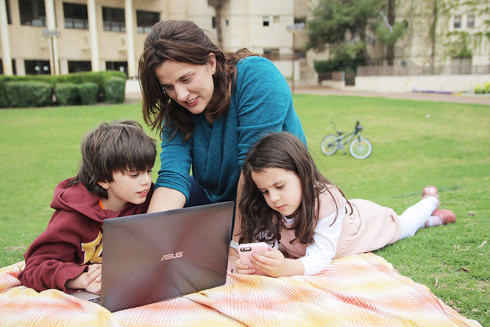 בתמונה:אמא לא עייפה לפני החופש הגדול