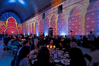 Décor illuminé avec des arches et des fresques, transportant les invités dans l’ambiance historique du Palais des Papes.