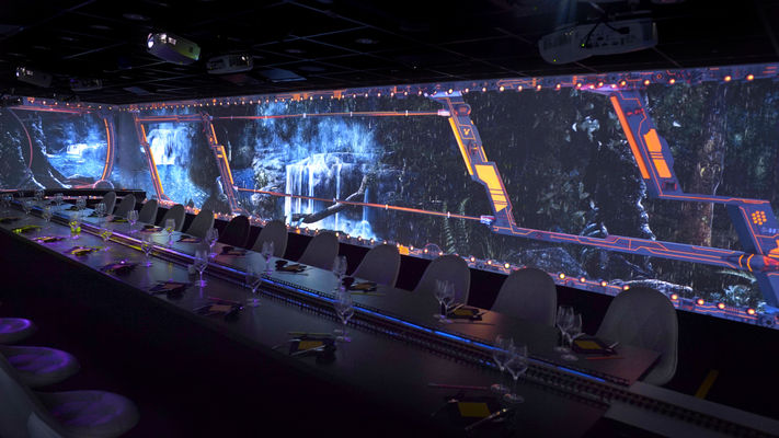 Les projections retournent à l’univers futuriste avec lequel l’expérience a commencé, complétant la boucle immersive. Les effets spéciaux, combinés aux sièges mouvants et aux systèmes de service automatique, garantissent une expérience culinaire totalement inédite.