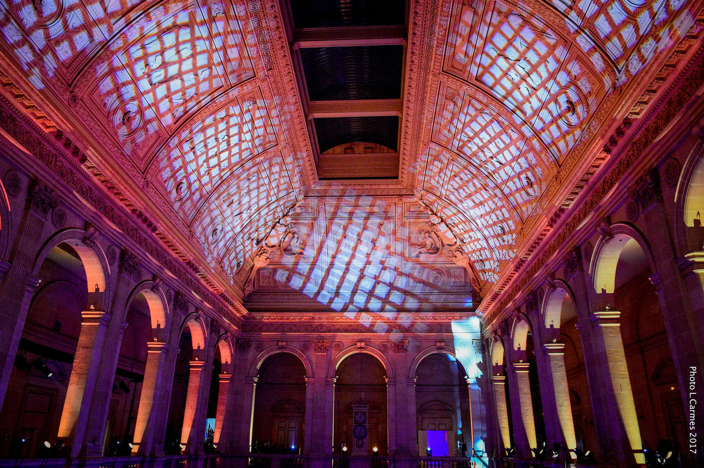 Le dôme central du Palais de la Bourse est illuminé par un mapping précis et artistique, offrant un point de focalisation visuel spectaculaire pour les invités. Ce tableau immersif est l’un des moments forts de la soirée, renforçant l’impact visuel de l'événement.